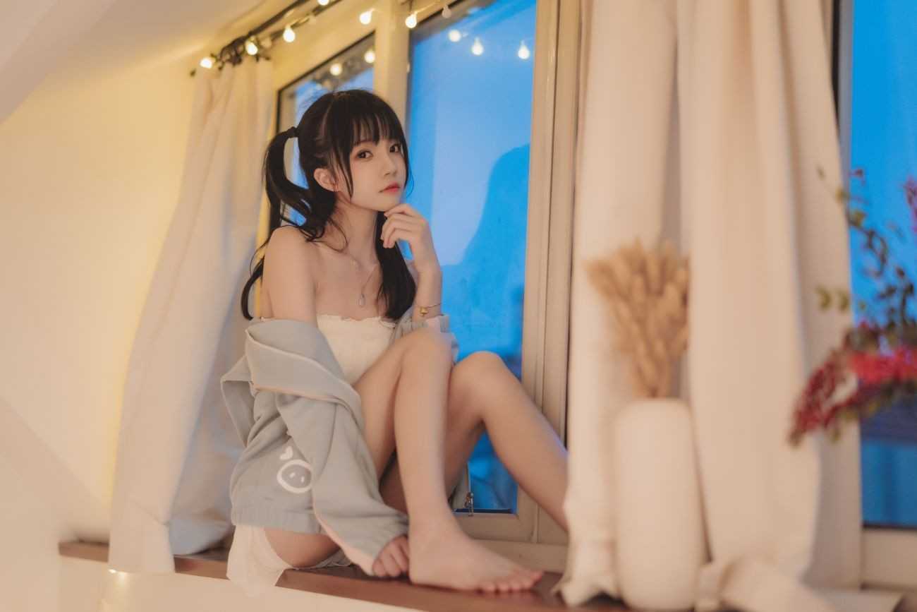 甜甜的出现一下